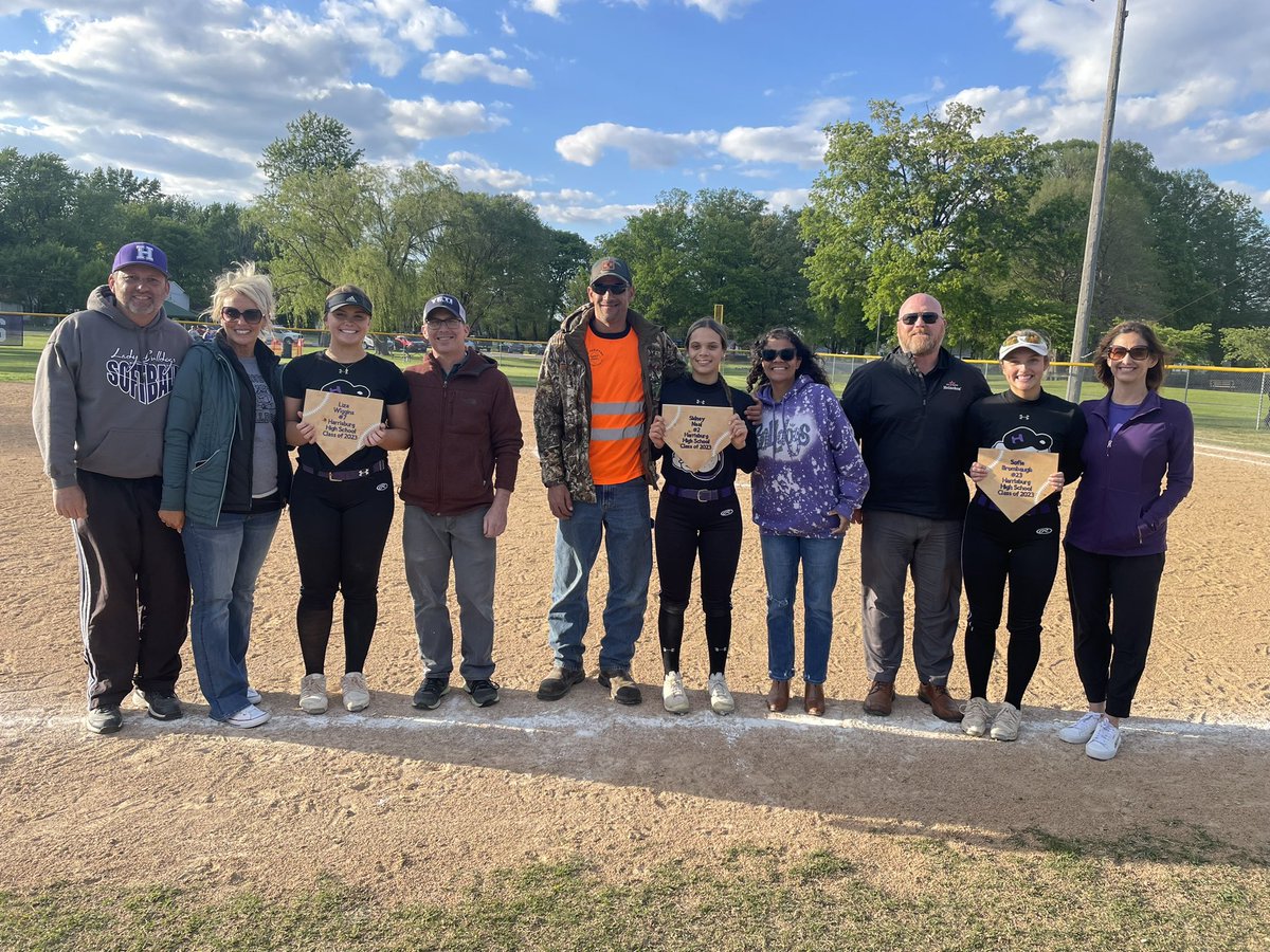 softball_burg's tweet photo. Harrisburg 9 Century 3 (F). Lady bulldogs improve to 11-16 and travel to JC on WED. Seniors Sidney Neal, Sofie Brombaugh, and Liza Wiggins were celebrated. Thank you girls for a great four years! https://t.co/IeJ8KOCJ4D