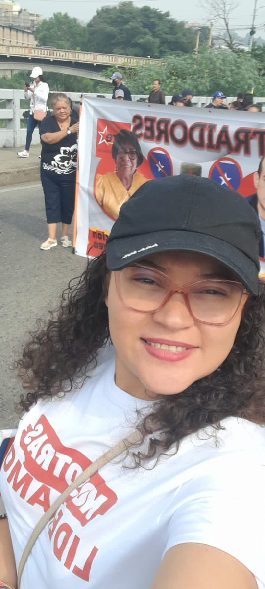 Gracias a <a href="/KateO_06/">Katito🦋</a> <a href="/Kevin_HN1/">Kevin Contreras</a> y <a href="/EvaGaleas2/">Eva Galeas</a> por su cobertura desde #Tegucigalpa hoy primero de mayo. #NoNosCallaran
