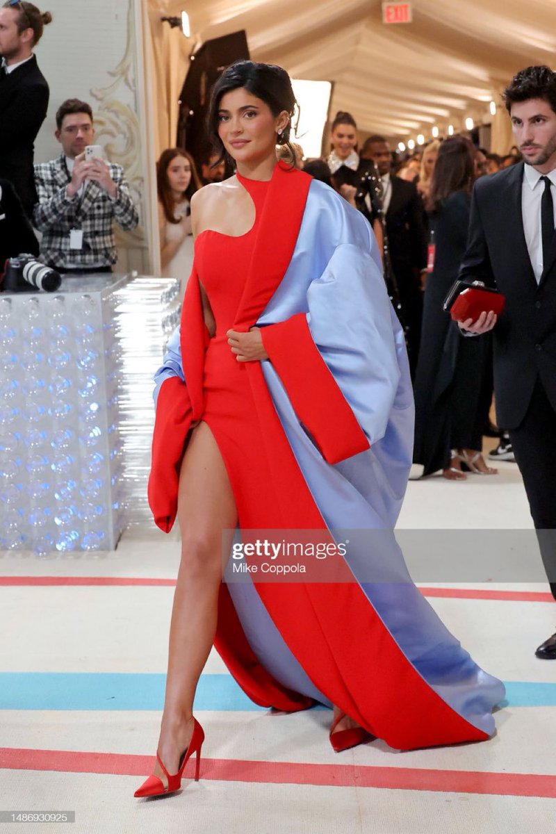 macycwilliams's tweet photo. My faves before Rihanna inevitably arrives and becomes my fave. #MetGala https://t.co/qbctUWwBHs