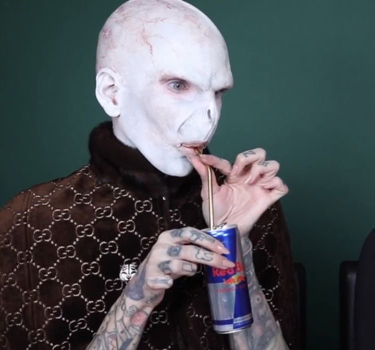 001voidx's tweet photo. the guys are actually eating it up better than some of the girls #MetGala https://t.co/y4GkYTOGY0