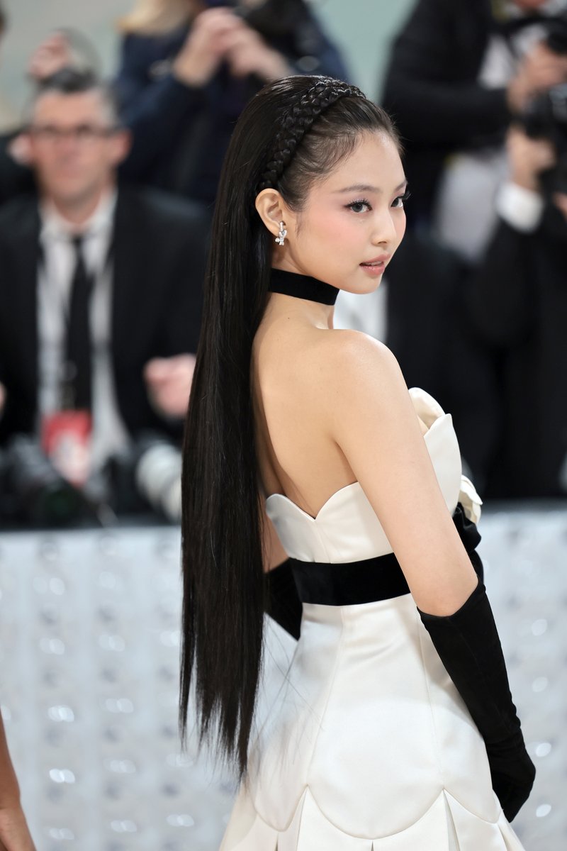 people's tweet photo. Jennie Kim is here! 🖤 | 📷: Getty 

More #MetGala arrivals here: https://t.co/d7wlM5TBA6 https://t.co/yksoWSZmbz