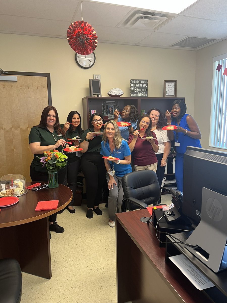 Happy Principal's Day!! Today we celebrated the most amazing Principal Mrs. Denise Thompson. We thank you for all your hard work, dedication and your leadership. 
#CSUSAproud
#wherepassionleadstopurpose
@CSUSAJonHage 
@Jodi_Evans1 
@DeniseT4Corners 
@Sherry_Ann_ 
@drdchristiansen