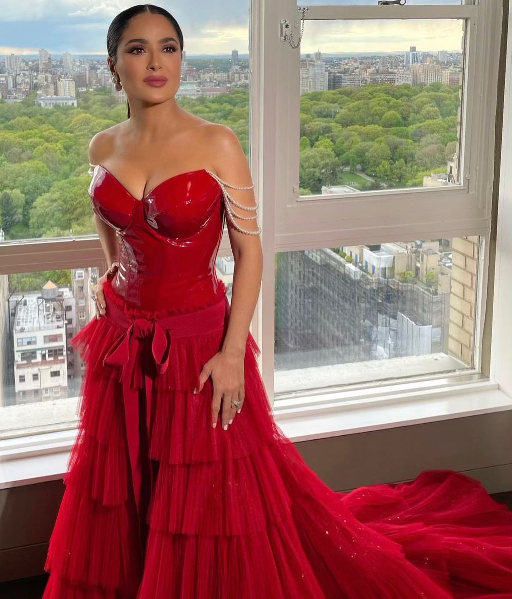 salmacanotm's tweet photo. @EonlineLatino @salmahayek hermosa! #SalmaHayek #AlfombraRojaE https://t.co/8uasgWOdcV