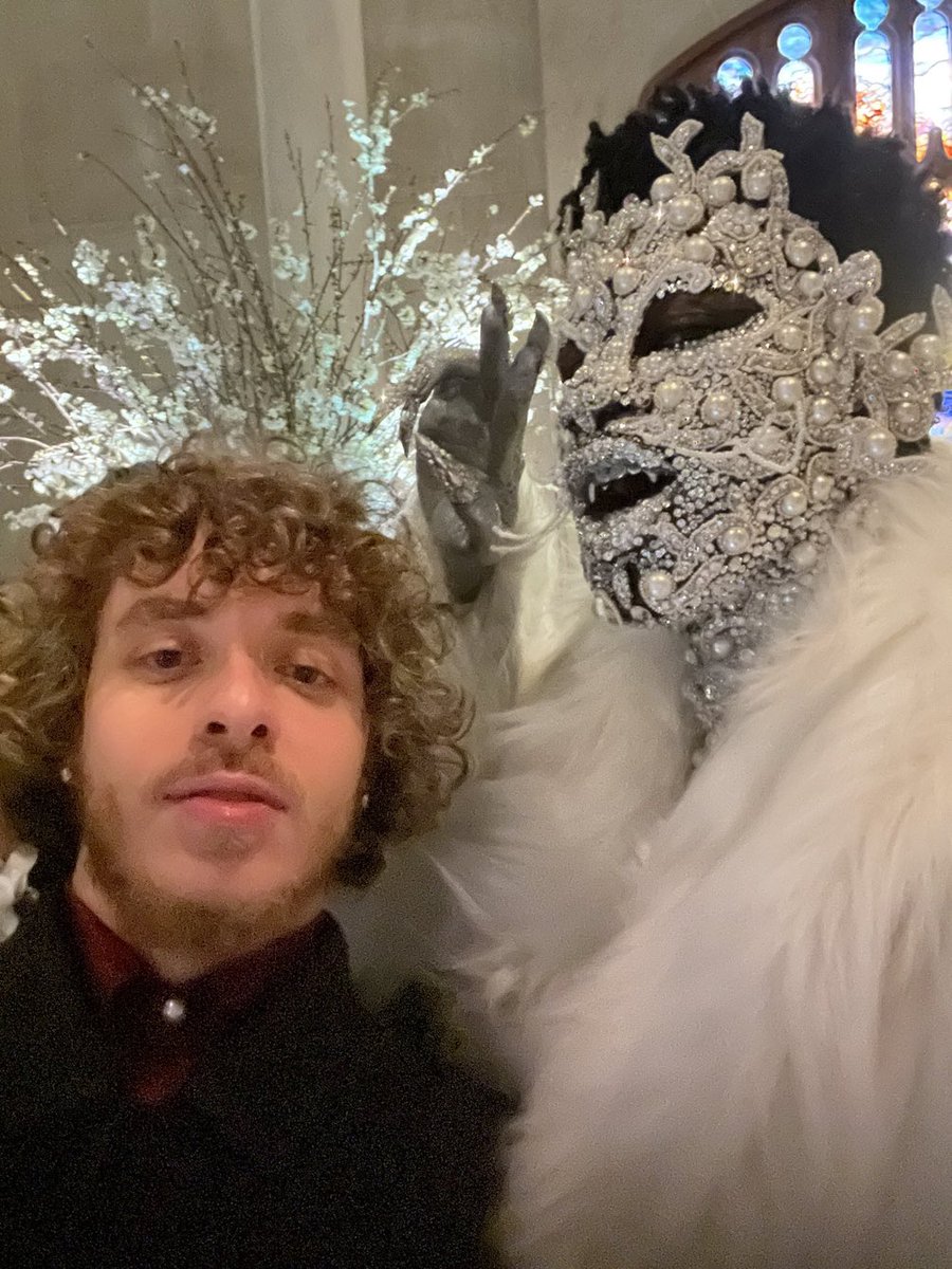 createanimal's tweet photo. My two personalities together #MetGala https://t.co/d1TQmYEIFV
