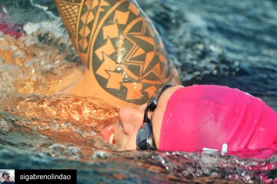 sigabrenolindao Segunda da motivação! Viver não é esperar a tempestade passar. É aprender a nadar na chuva. E tome natação na chuva! Teve Tendo Teremos 📸 sandrinhamidlejtriatleta #swimwear #swimbikerun #triathlete #running #triathlon #triatleta #natação #natacao #swimm