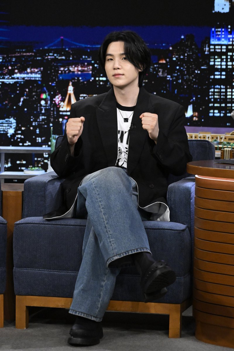 jiminbusanjk's tweet photo. AS ROUPAS DO YOONGI, A PRIMEIRA FOTO MEU DEUS TÔ TÃO ANSIOSA PRA ASSISTIR SUA A PERFORMANCE NO JIMMY FALLON https://t.co/SpdeFGpDr1