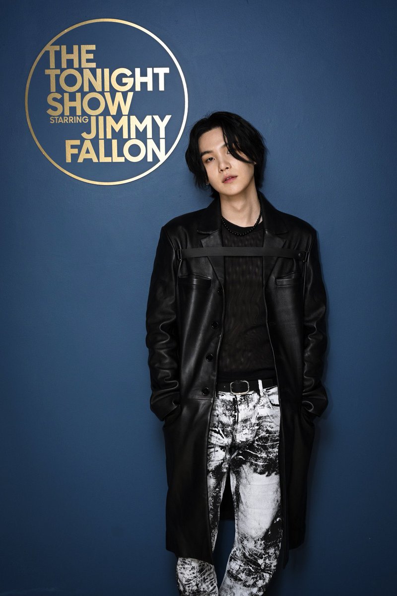 jiminbusanjk's tweet photo. AS ROUPAS DO YOONGI, A PRIMEIRA FOTO MEU DEUS TÔ TÃO ANSIOSA PRA ASSISTIR SUA A PERFORMANCE NO JIMMY FALLON https://t.co/SpdeFGpDr1
