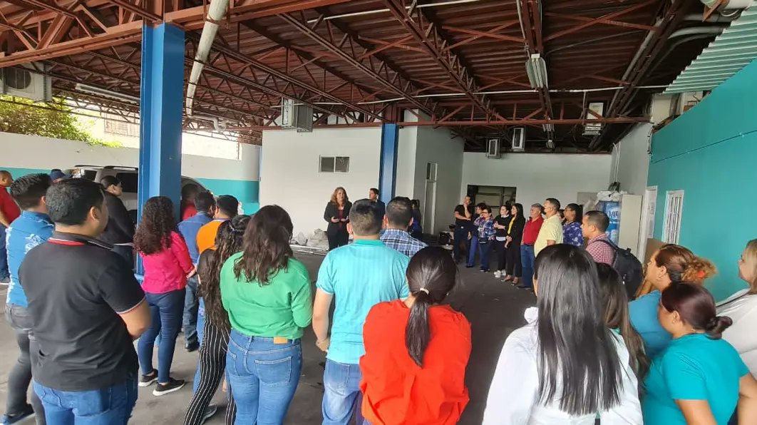 SSEGURIDADHN's tweet image. #SeguridadCiudadana 

Subsecretaria de Seguridad, e Interventora del Sistema Penitenciario, @villanuevasemma se reunió con personal del #INAMI, con el propósito de establecer una dinámica de trabajo para mejor funcionamiento, como lo ha instruido la Presidenta @XiomaraCastroZ