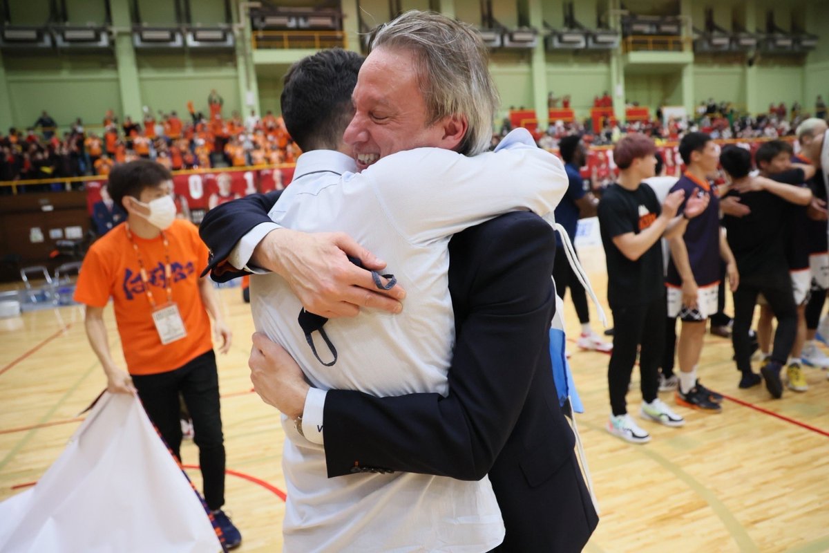 mullerfacu's tweet photo. Vamos B2!! We did it!!! All together, from the first day, in July 2022. Thanks to the players who play like warriors, to the staff who work non-stop, to the fans who are growing every day and to the President for having built this beautiful program. @VELTEX_SHIZUOKA https://t.co/qgqUb6I3An