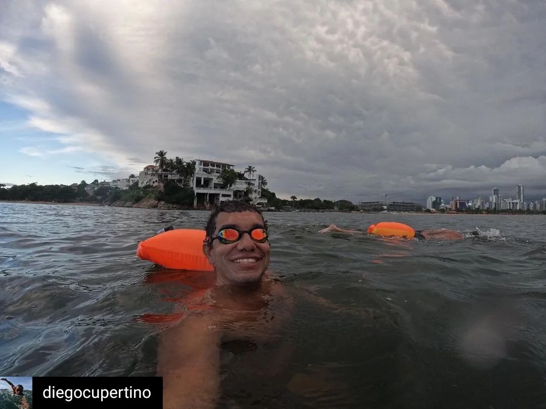 diegocupertino 2km para fechar o dia bem… aquele sunset diferenciado #bebrightbeseen #newwaveswimbuoy #sea #sun #sunset #gopro #swimming