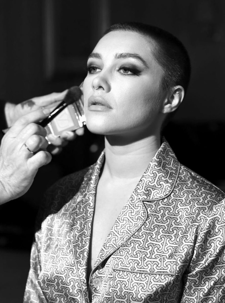 bestofpugh's tweet photo. this picture of florence pugh https://t.co/wVUtTc6NIB