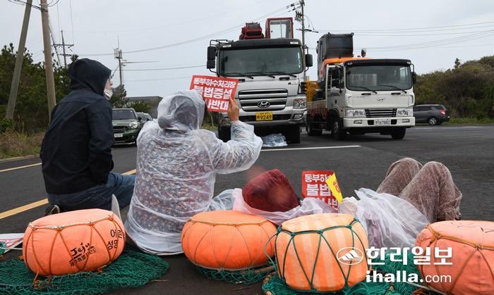 save_yongcheon's tweet photo. 유네스코 지정 세계 문화유산인 해녀들이 세계 자연유산 용천동굴을 지키기 위한 싸움에 나섰어요. 일흔이 훌쩍 넘은 월정리 해녀 삼춘들은 공사를 막기 위해 24시간 길바닥에서 싸우고 있어요. 부디 공사를 막기 위한 싸움에 함께 해주세요! https://t.co/jNR6XuS6mR