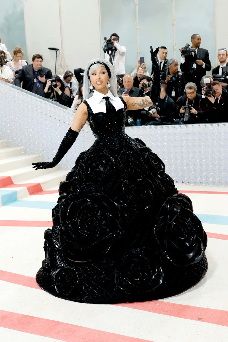 rebecamaccise's tweet photo. La textura de la falda de Cardi B es como la bolsa Boy de Chanel y esas camelias negras gigantes son todo. De la cintura para arriba es Karl. El look a cargo de la marca CHENPENG, basada en Londres. Sin duda, Cardi de mis favoritas. #MetGala #MetGala2023 https://t.co/P4o0qgwv4S