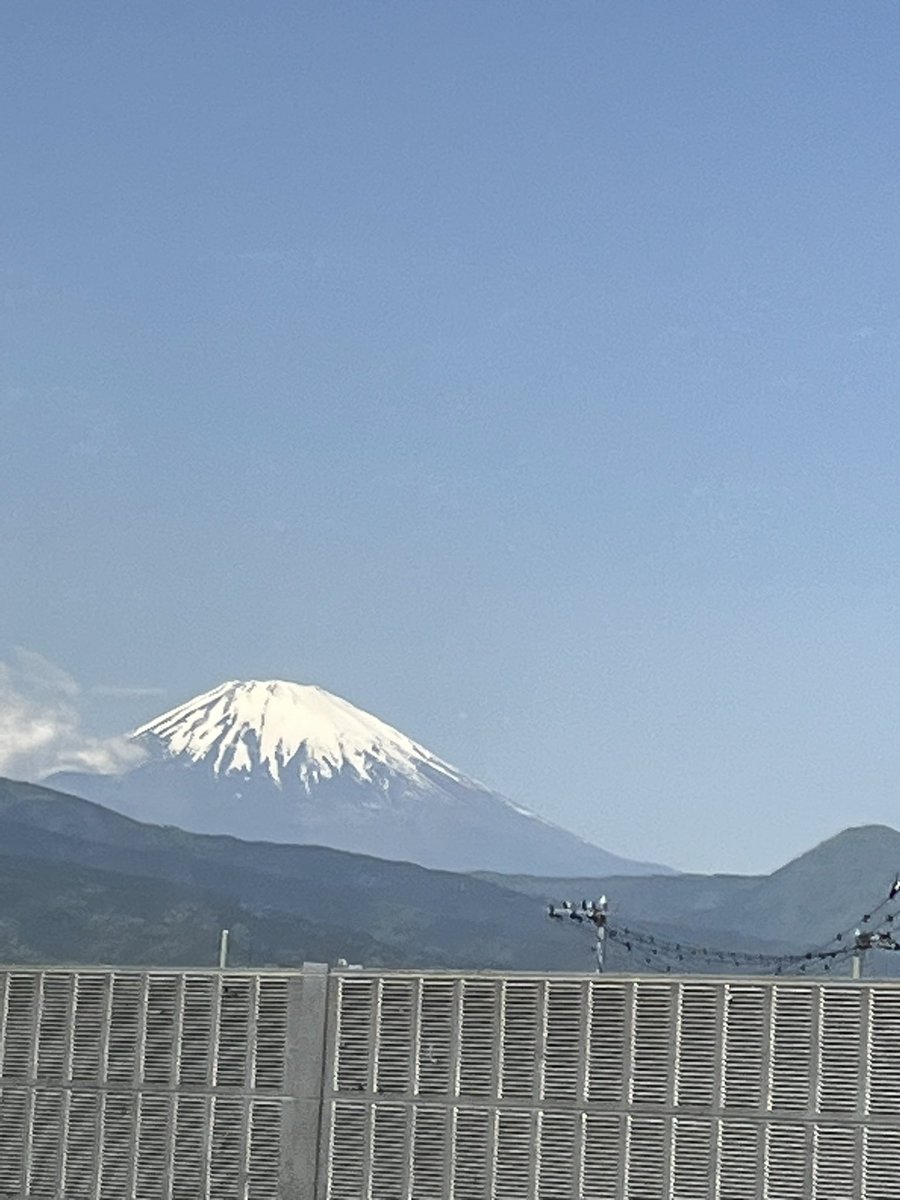 pw8133's tweet photo. 昨夜の雨のお陰で
ちりほこりが落ちて
綺麗な空と富士山です https://t.co/MzcvsAJPfh
