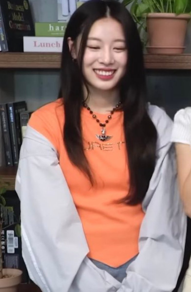 outfitsofgg's tweet photo. #FIFTYFIFTY #Sio Warner Music Interview
orange t-shirt from #Curetty
🔗https://t.co/KE3vFQrrMP
💳₩39,000
🏷️#oogg_FIFTYFIFTY ; #oogg_Sio ; #oogg_Curetty https://t.co/bQan9bnToP