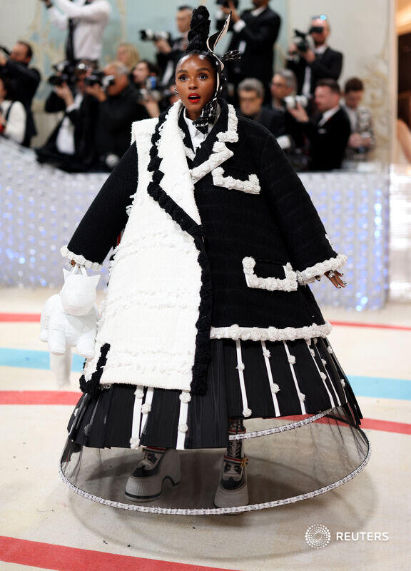 ReutersShowbiz's tweet photo. Janelle Monae arrives at the #MetGala red carpet https://t.co/5ToCr9eXLR https://t.co/6lWGzRmWc9