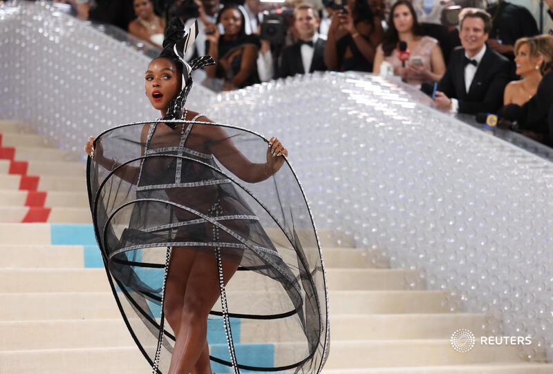 ReutersShowbiz's tweet photo. Janelle Monae arrives at the #MetGala red carpet https://t.co/5ToCr9eXLR https://t.co/6lWGzRmWc9