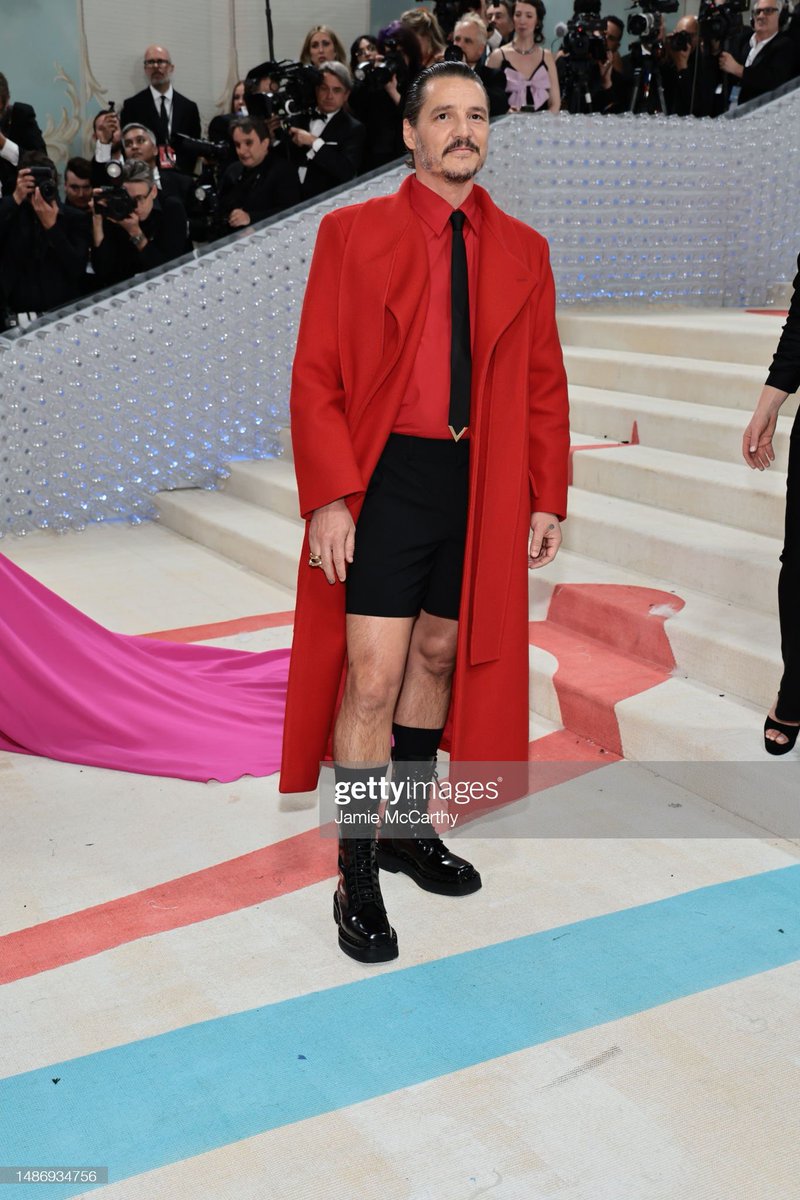 rombombb's tweet photo. 8/10 because he’s an unproblematic angel and didn’t just wear a suit https://t.co/Y4SHNbtmDI