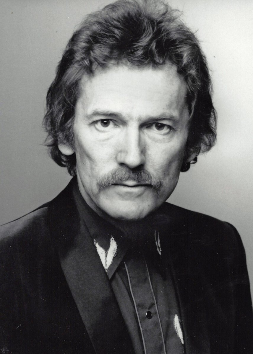 Gordon Lightfoot has died at the age of 84.
Calling him a Canadian icon or legend is an understatement.
He was one of our greatest singer-songwriters. 
Born in Orillia, Ontario on Nov. 17, 1938, he had several #1 albums & songs.
He won 16 Junos.
RIP to a legend.