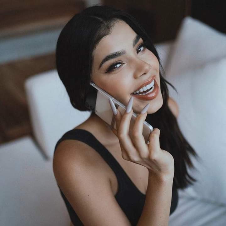 Yo disimulando la regañiza que me está poniendo mi mamá por teléfono..