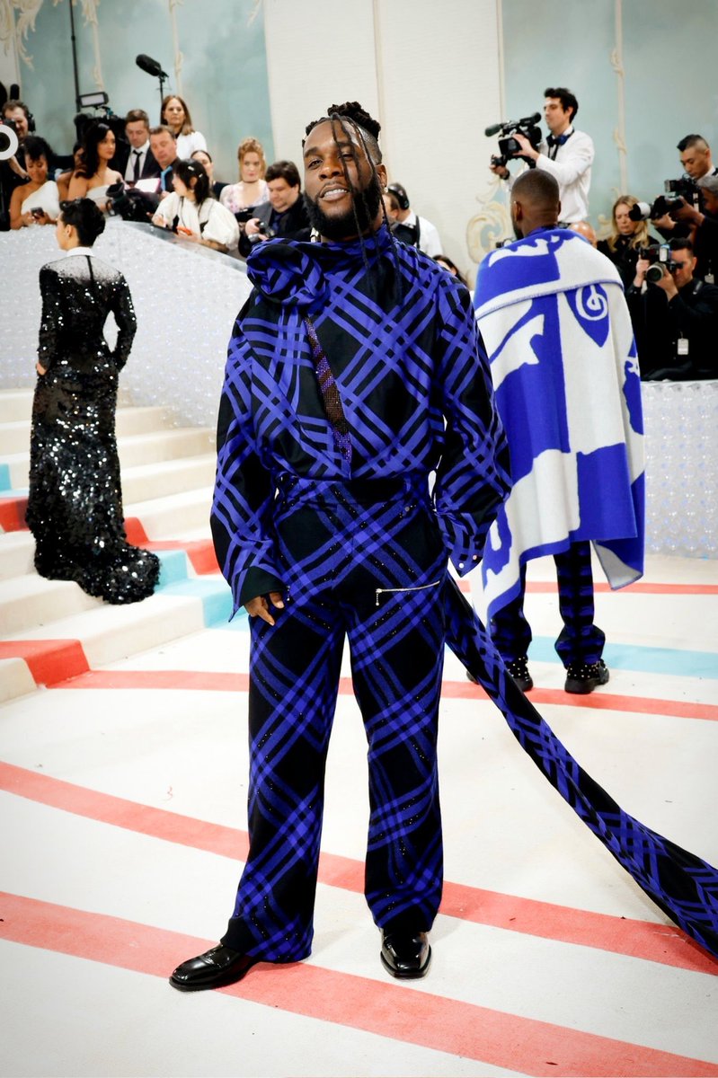 mefeater's tweet photo. Fine Boy No Pimple! Burna Boy with a dazzling custom Burberry suit at the #MetGala 💙 https://t.co/BwoxqXJ0qL