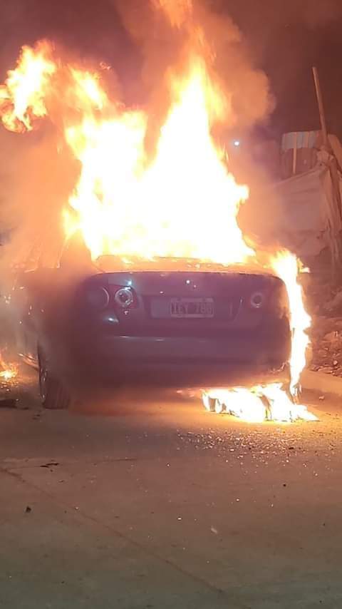 GuillermoDelu13's tweet image. #lomasdezamora 

🚨Encontraron el auto que usaron para asesinar al sargento #Álvez en ruta 4 y olimpo 

🔴Fue encontrado en budge sobre la calle Ginebra
Los malvivientes lo incendiaron

#budge