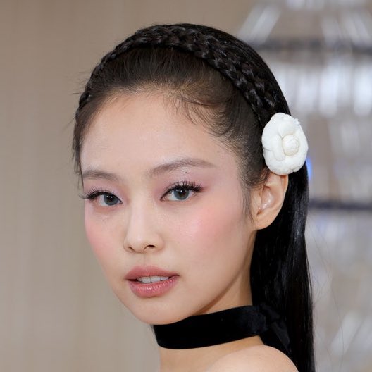NEWSJENNlE's tweet photo. 📝 230502 The Best Makeup Looks on the Met Gala 2023 Red Carpet https://t.co/DMZU49sRLM #JENNIEatMetGala 

“The Chanel ambassador and Blackpink member proved less is more with clean skin, classic black liner, and a muted nude lip.” https://t.co/WkecqUBzSN