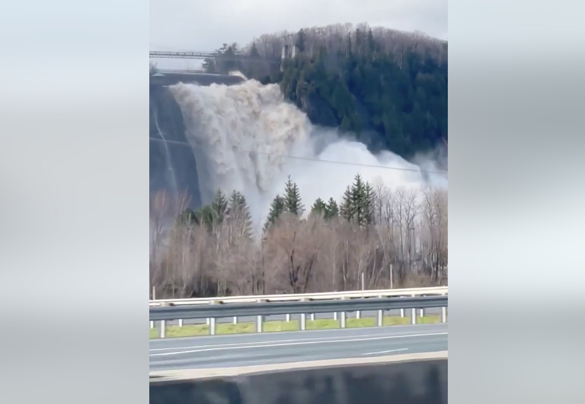 tvanouvelles's tweet photo. [EN VIDÉO] À haut niveau et débit, la chute Montmorency se déchaîne
https://t.co/4UFEIMldE1 https://t.co/JivaqocXgp