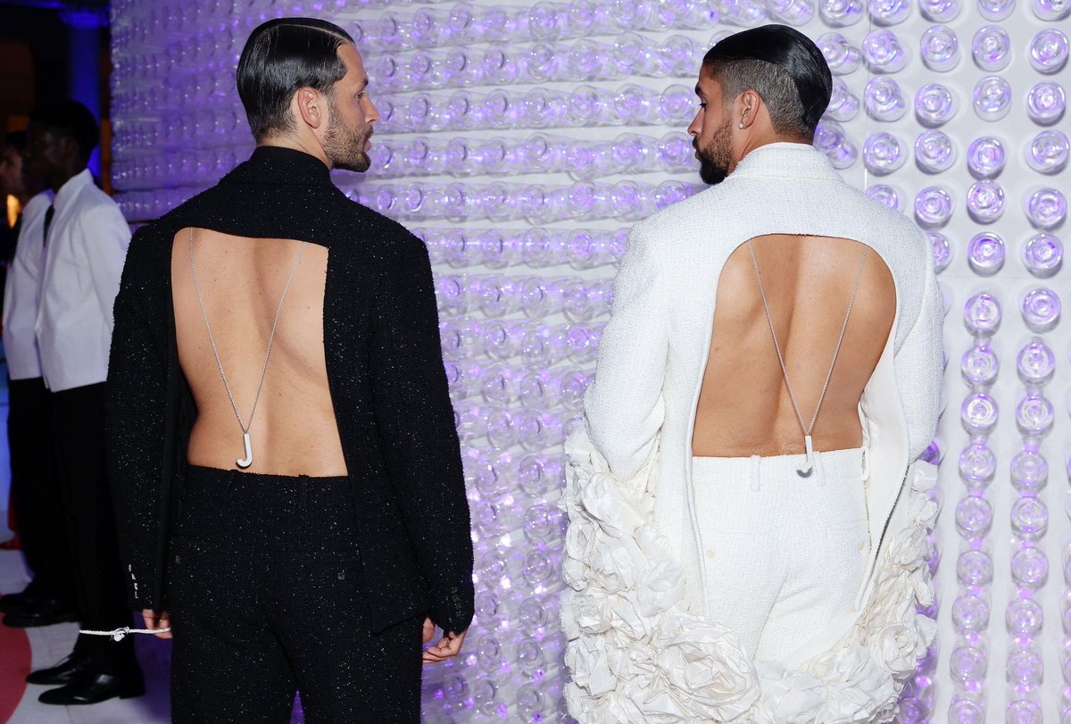 suconejitomalo's tweet photo. Simon Porte Jacquemus y Bad Bunny en la #MetGala 📸 https://t.co/m84PetjgFZ