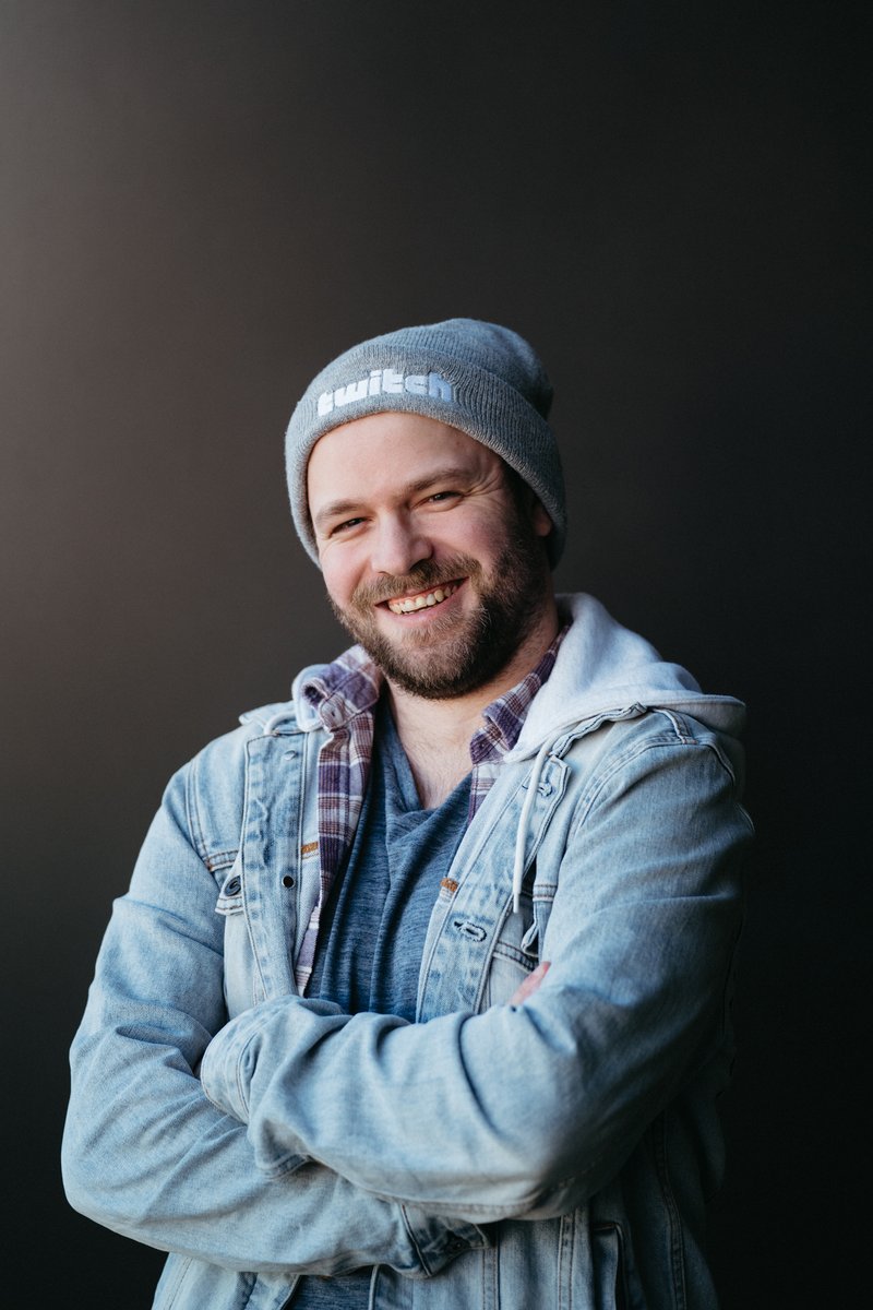8bitElliott's tweet photo. I'm so happy with how these turned out. Watch me use them everywhere now!
This was a great opportunity in the creator lounge at @DreamHack 

📸 @itsBenCook &amp; @ItsNickWatson https://t.co/ZAW0R6oqdk