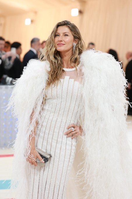 doublebubb1egum's tweet photo. Miranda Priestly would be proud #MetGala https://t.co/l6ZOoLtqsp