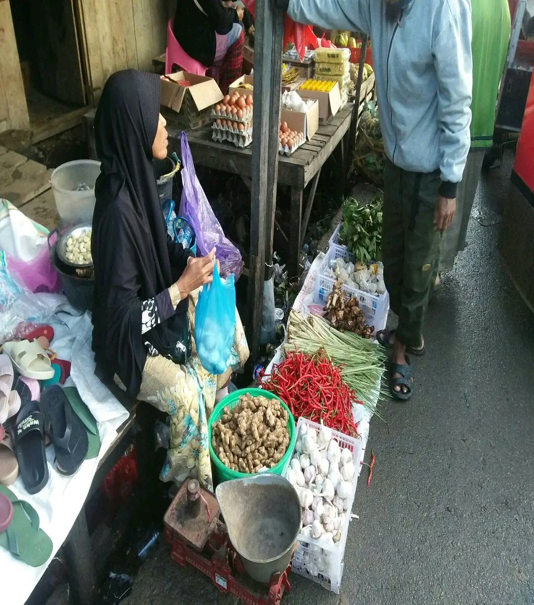 Judy__C0uple's tweet photo. Lalu apa kabar dengan nasib korban
Yg dulu berjualan di tempat tersebut yg udah puluhan THN
Tiba² di geser sama keluarga kepala pasar tente
Hampir 1 LBH nggak jualan
Karena nggak ada tempat 
Udah lapor sana sini tapi sampe sekarang belum ada keadilan buat korba🥹🥹 https://t.co/l2oNQdnL7D