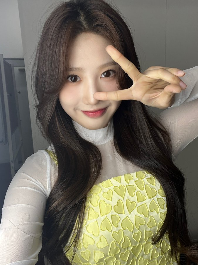 outfitsofgg's tweet photo. #CSR #Seoyeon 
yellow heart tank from #Hatu 
🔗https://t.co/c2WF5RiFu9
💳₩85,000
🏷️#oogg_CSR ; #oogg_Seoyeon ; #oogg_Hatu https://t.co/6QDcb9oA6V
