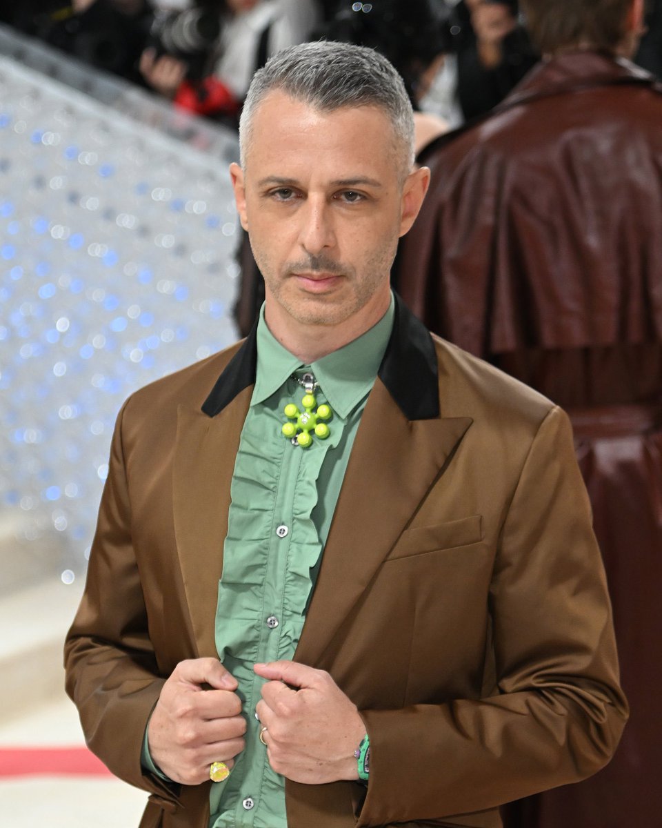 PopConCine's tweet photo. Luego de la exitosa presentación de #LivingPlus anoche en el evento de inversores de Waystar RoyCo, el CEO Kendall Roy llegó a la alfombra de la #MetGala2023 luciendo el pendiente Hexa de Homer (la marca de Frank Ocean) #Succession @HBOMaxLA https://t.co/XipGMuvCbz