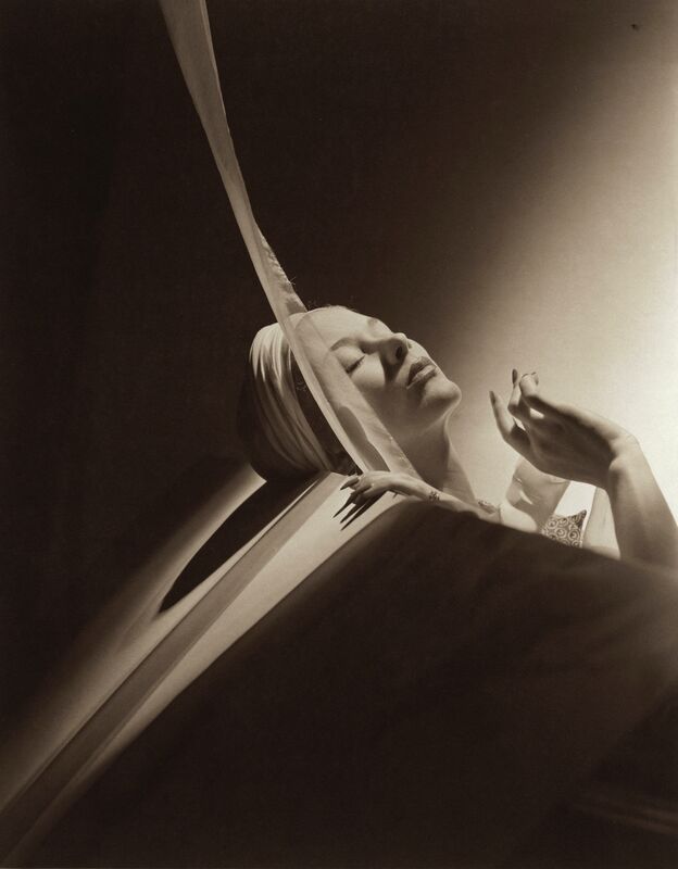 Ellen89567565's tweet photo. 摄影作品的作者： 德国摄影师 H. P. Horst 1906 ～ 1999

美丽的姿色
若无灵魂
只不过是
一件作品
一个能喘气的摆设
一个供人观赏的玩物

🌾 https://t.co/BYGzuyf0jR