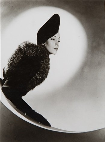 Ellen89567565's tweet photo. 摄影作品的作者： 德国摄影师 H. P. Horst 1906 ～ 1999

美丽的姿色
若无灵魂
只不过是
一件作品
一个能喘气的摆设
一个供人观赏的玩物

🌾 https://t.co/BYGzuyf0jR