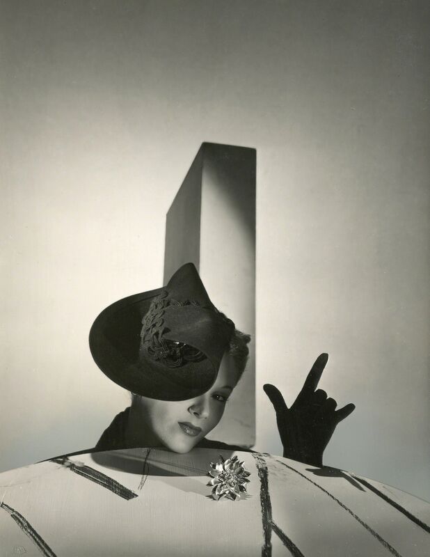Ellen89567565's tweet photo. 摄影作品的作者： 德国摄影师 H. P. Horst 1906 ～ 1999

美丽的姿色
若无灵魂
只不过是
一件作品
一个能喘气的摆设
一个供人观赏的玩物

🌾 https://t.co/BYGzuyf0jR