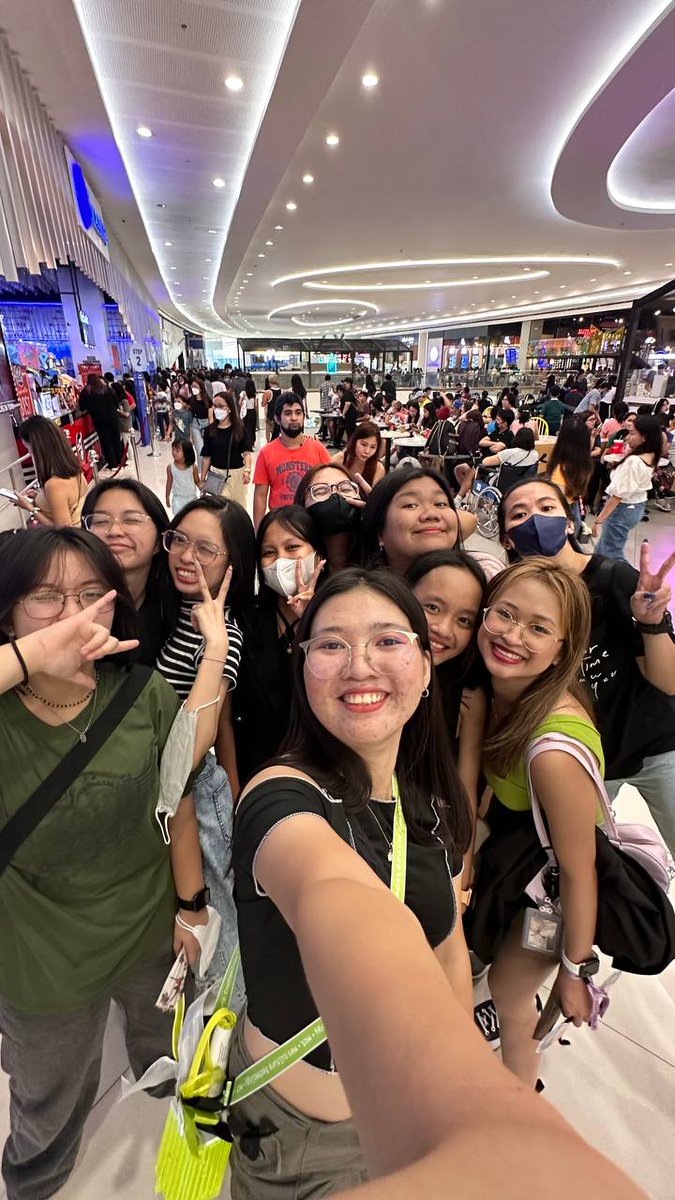 _crescentin69's tweet photo. my irls eueueue *kinikilig so much* https://t.co/d1MIR1CKsN