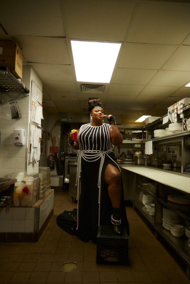 manumanito's tweet photo. Lizzo le hace así 🤟🏻🤟🏻🤟🏻🤟🏻 al fantasma de Karl https://t.co/fldWfpQcWt