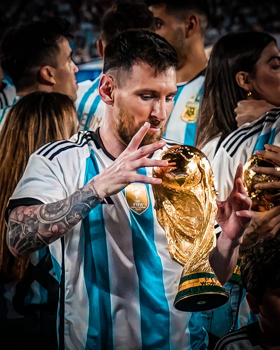 DataInvicta's tweet photo. Messi haciendo levitar a la del Mundo es todo lo que necesitaba para cerrar la noche.

Que descansen, queridos. 🇦🇷 👊🏻 https://t.co/UDbiUTQzM5