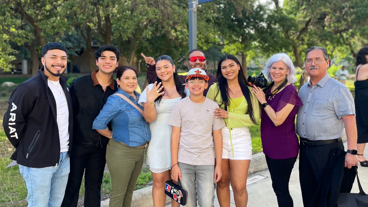 Happy grads 🎓 Happy families ❤️

#UTSA #UTSAGrad2023 #UTSARing