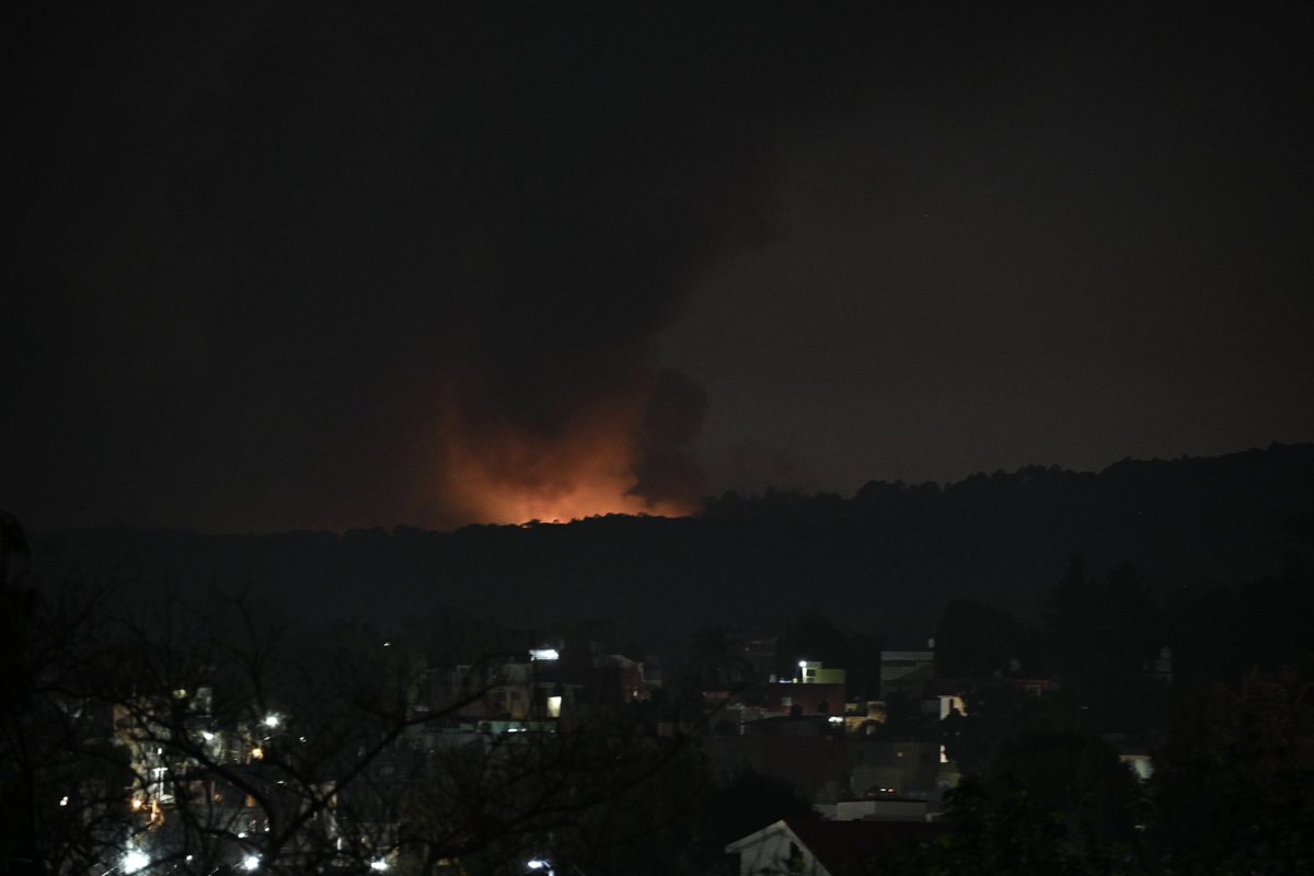 ray_hall's tweet photo. Fuerte incendio forestal en Cuernavaca, camino a Ocuil��n, col. del Bosque https://t.co/dKKOk1SLCF