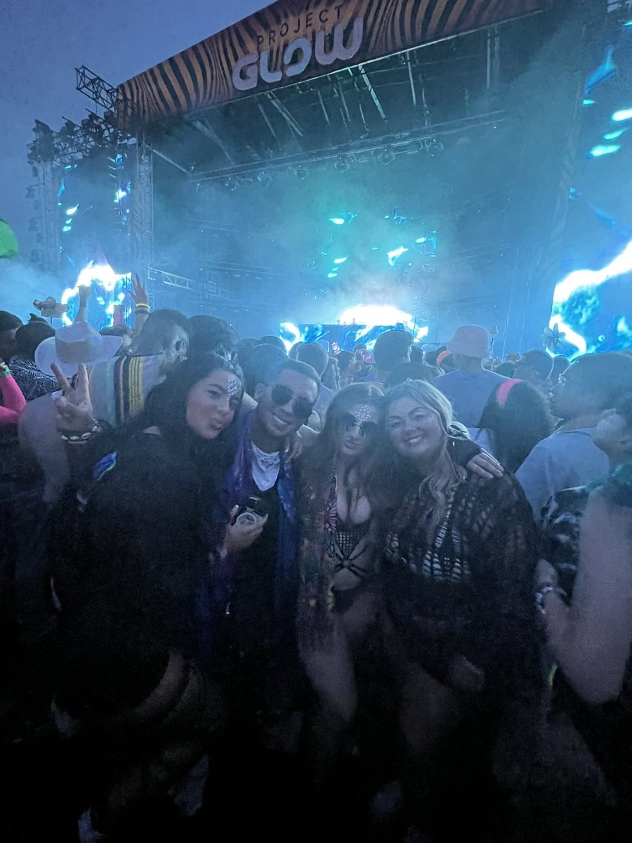 kylecosta22's tweet image. Rave babes🫶🏼 #projectglow