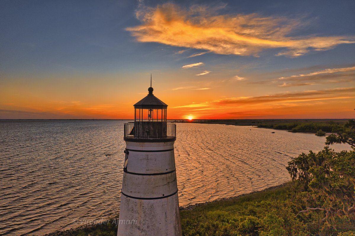 Witnessed a spectacular #sunset tonight over #lakepontchartrain #lighthouse in #madisonville
#louisiana #thephotohour