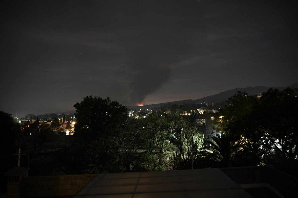ray_hall's tweet photo. Fuerte incendio forestal en Cuernavaca, camino a Ocuil��n, col. del Bosque https://t.co/dKKOk1SLCF