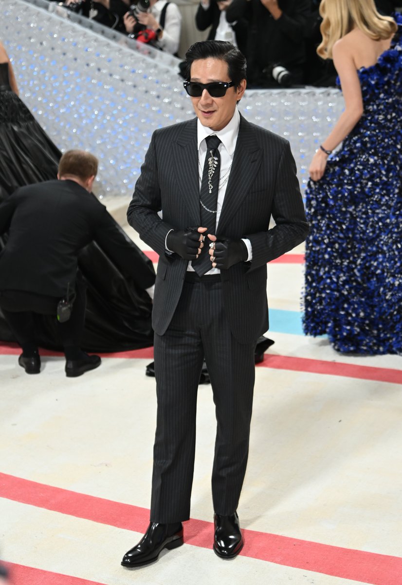 enews's tweet photo. We know Ke Huy Quan is about to have the time of his life inside the #MetGala.
See all of tonight's looks here: https://t.co/2bKkRxxJGD https://t.co/HYQE2n2umD