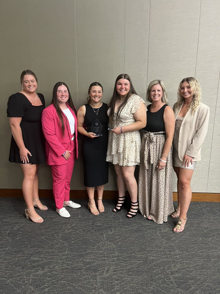 UIU_Softball's tweet photo. Tonight we attended the 2023 PETEY Awards! These ladies clean up well! 

Congratulations to Laila Pelds, Female Breakthrough of the Year! 

And Ari Charles, Female Athlete of the Year! 

Congrats to all the nominees and PETEY AWARDS winners! 

Go Peacocks! https://t.co/0HvXGii4Rd