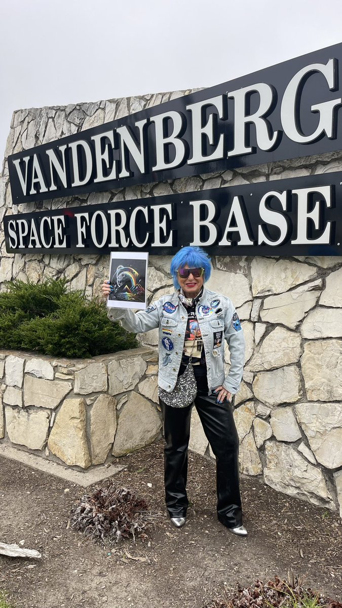 LadyRocketSpace's tweet photo. Tonight #MetGala celebrates @KarlLagerfeld.
I remember his 2017 #fashionshow @CHANEL with #Rocket Launch and @Pharrell
I showed @LadyRocketSpace Style in 2017 during the authentic @SpaceX Rocket launch at #VandenbergSpaceBase.
Now @CopernicSpace we can do it really #OnTheMoon! https://t.co/FEqApy351I