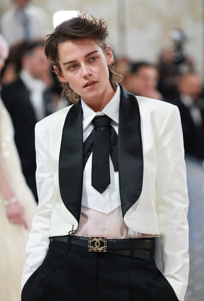 BuzzFeed's tweet photo. the brows, the belt, the tux, the shoes. absolutely a fave of the night. #MetGala https://t.co/zxCUj7T2Mi