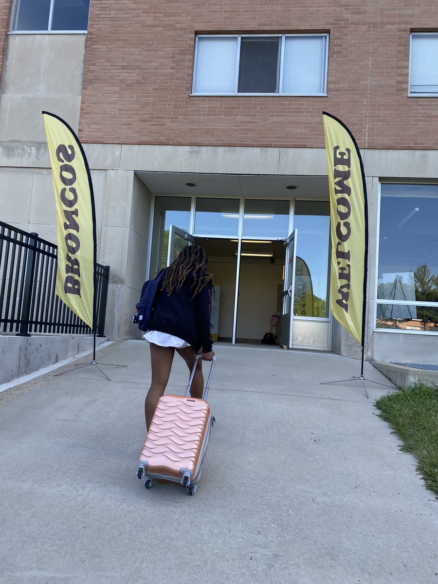 RiisaRenee's tweet image. #sophmoreyearloading 💫#proudmama 💕 #WMU 🤎💛 #BFA 🎭 Class of ‘26